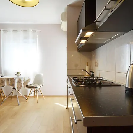 Charming Retreat Near With Private Balcony