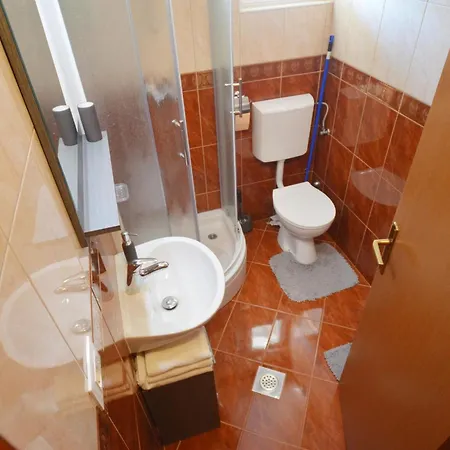 Charming Retreat Near With Private Balcony *