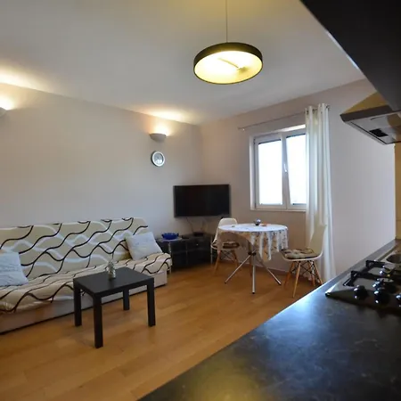 Apartment Charming Retreat Near With Private Balcony Rovinj