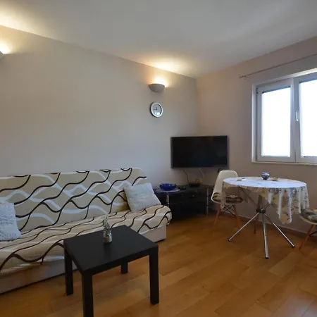 Charming Retreat Near With Private Balcony *
