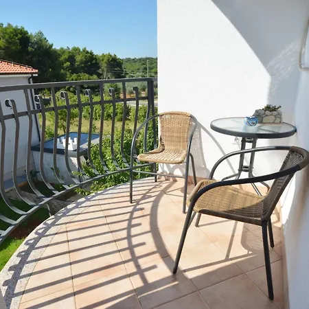 Apartment Charming Retreat Near With Private Balcony